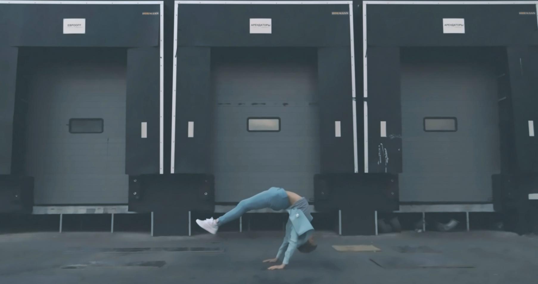 Instructor demonstrating partner connection technique